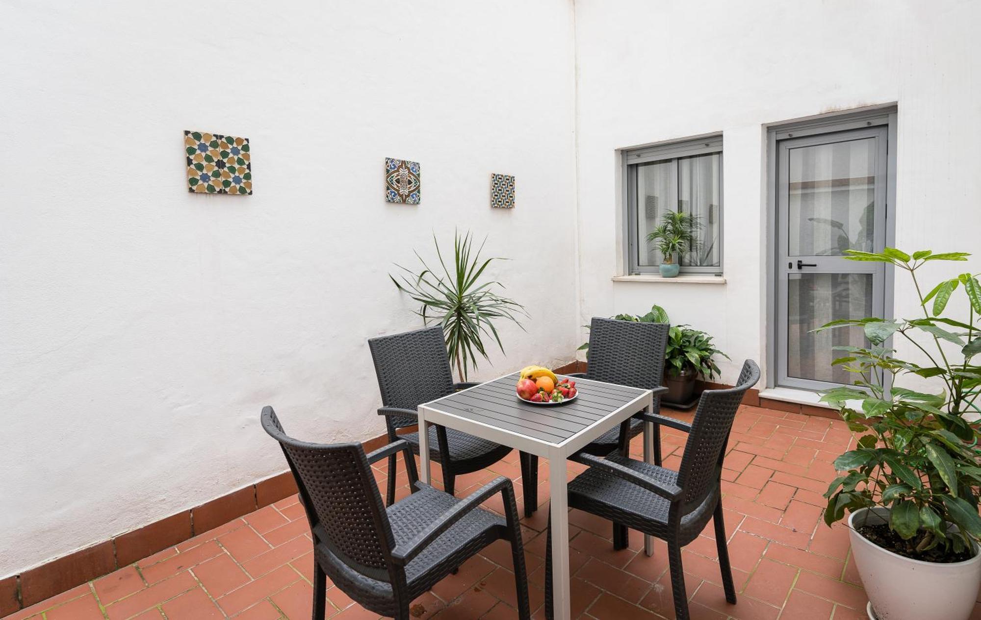 Apartamento Triana Deluxe Con Patio Privado Sevilla Kültér fotó