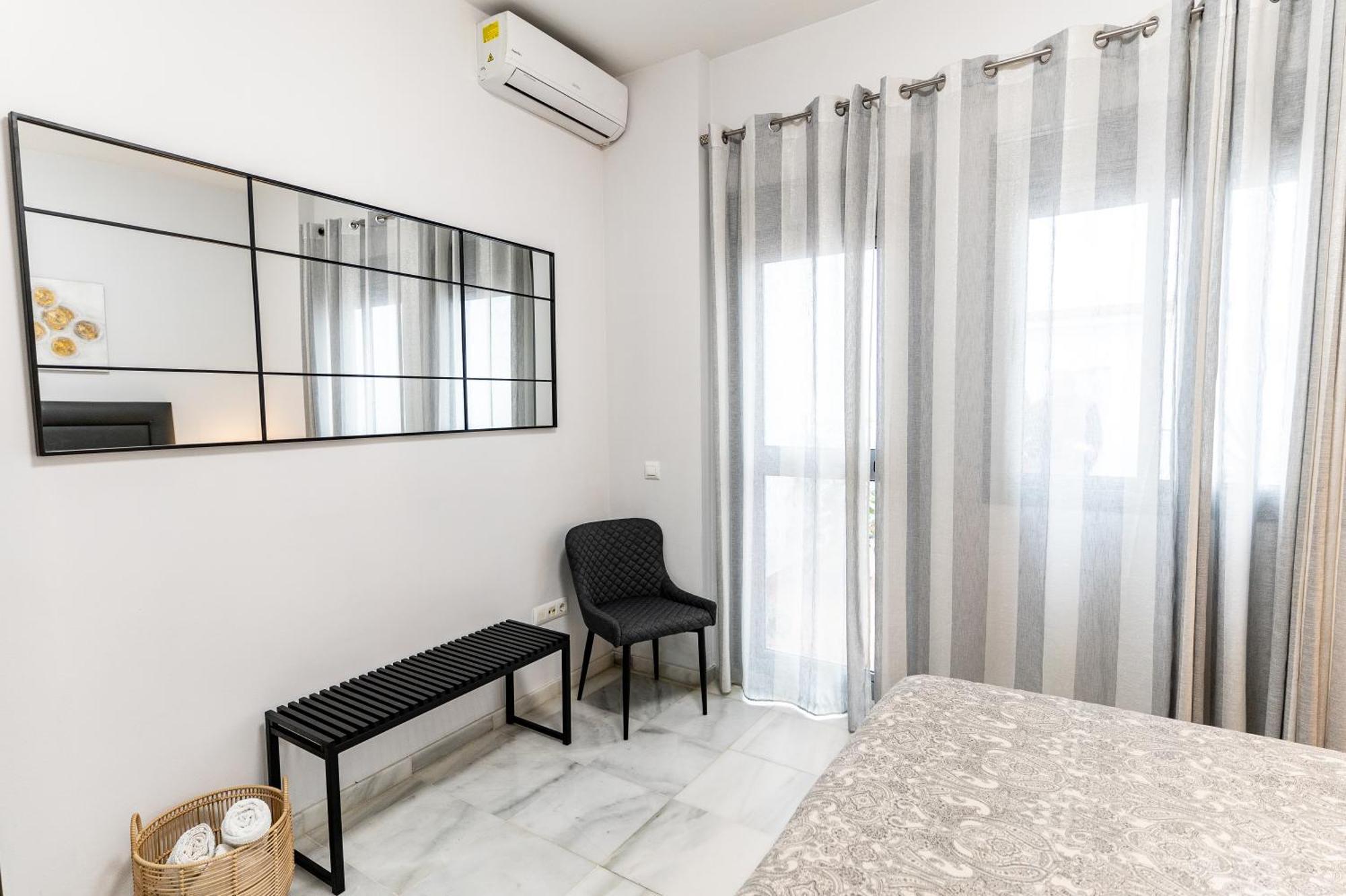 Apartamento Triana Deluxe Con Patio Privado Sevilla Kültér fotó